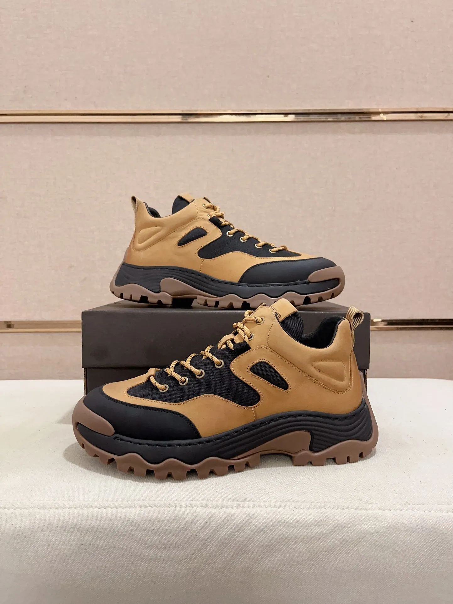 Factory Price: 360 Men's Men's Shoes💰North American Men's Shoes Ugg ☃️In the special sale of new high-quality men's shoes snow boots in autumn and winter, the nemesis of extreme cold weather! Made of cowhide leather, merino wool lining, and original outsole, whether driving, outdoor or daily wear, there is always one that suits you! Code number 39-44